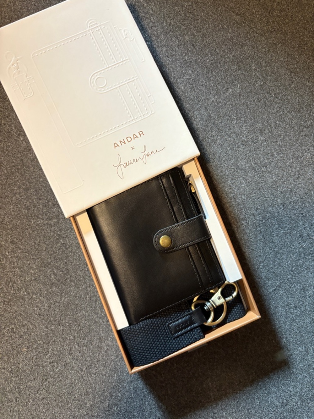 Andar Lo Black Leather Wallet with Strap
